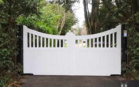 Accoya Gates in Cobham